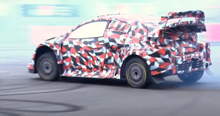 Toyota: il presidente Akio Toyoda drifta con la GR Yaris