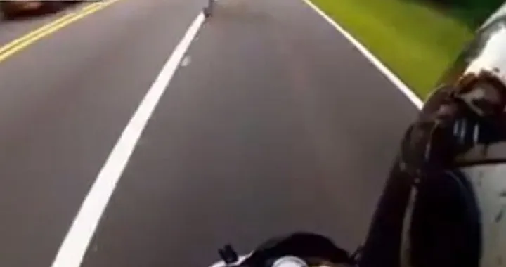 Epic fail: motociclista impenna, ma cade rovinosamente [Video]