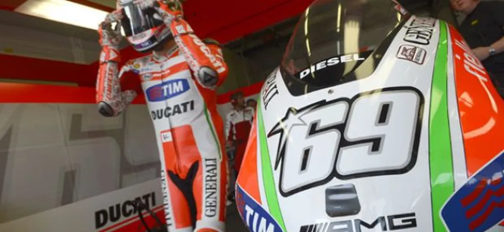 Nicky Hayden in pista al Mugello insieme al Test Team Ducati