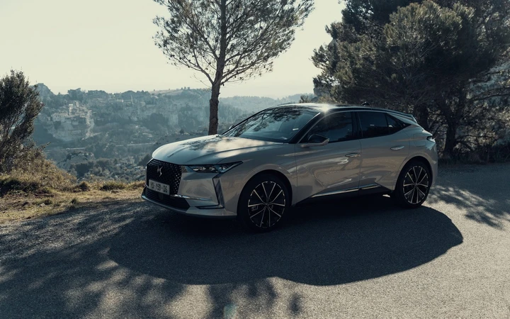 DS 4, svelata a Milano la nuova media francese premium