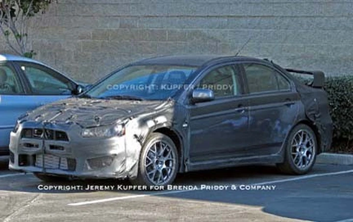 Foto spia: Mitsubishi Lancer EVO X