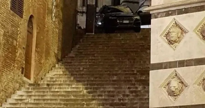 Siena: auto sulla scalinata del Duomo per l'uso sbagliato del navigatore