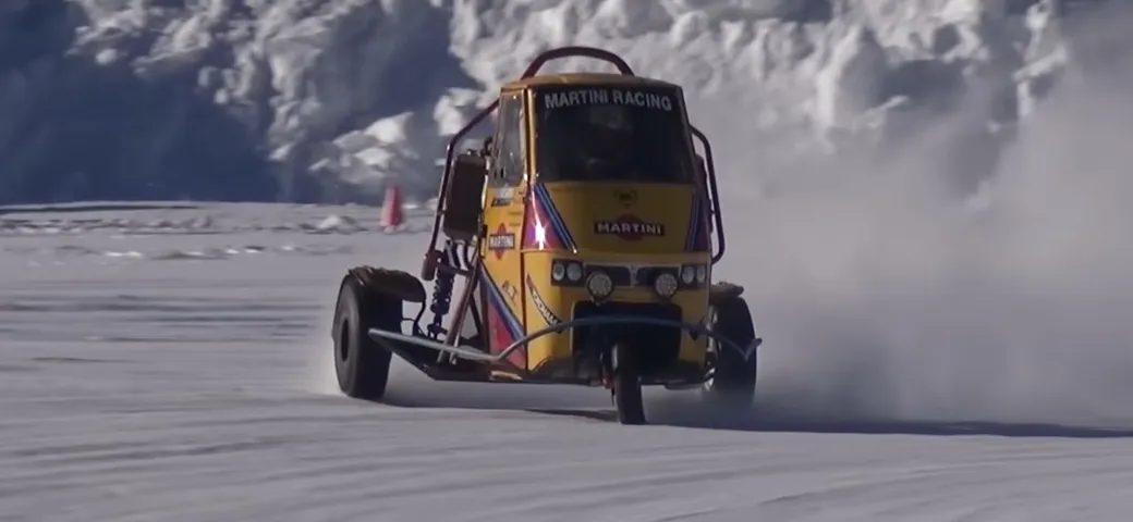 Piaggio Ape, derapate sulla neve con il prototipo motorizzato Triumph [Video]