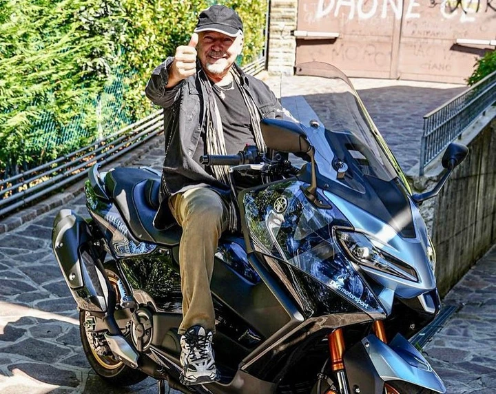 vasco-rossi-yamaha-tmax-2022-aldo-drudi