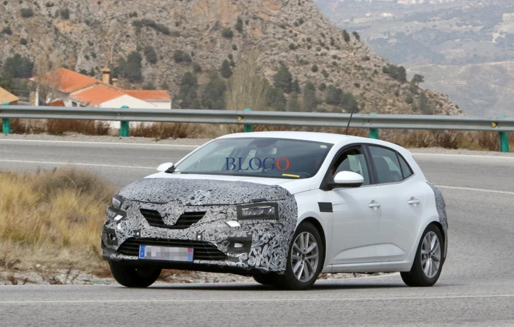 Renault Megane: foto spia del facelift