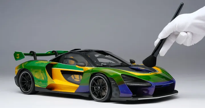 McLaren Senna in scala 1:8 coi colori dell'asso brasiliano della F1