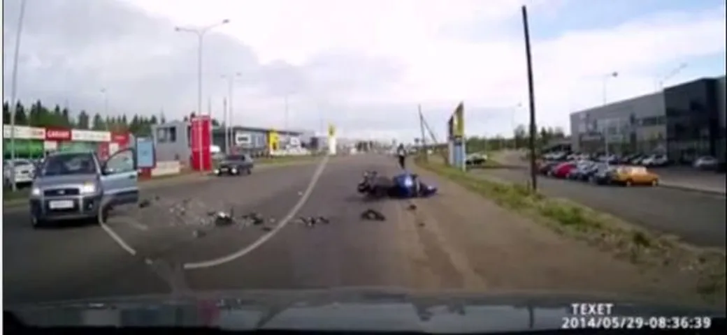 Motociclista si salva miracolosamente dopo lo schianto [Video]