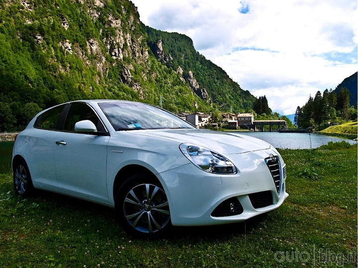 Alfa Romeo Giulietta: prezzi, brochure, informazioni e prova su strada