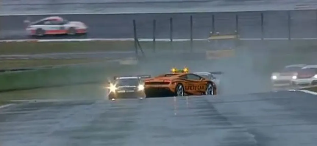 La safety car va in testa coda. L'Epic Fail è in pista