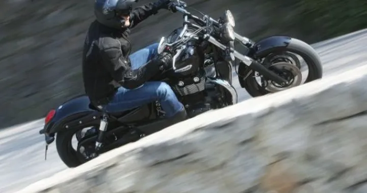 TEST Triumph Thunderbird Storm: è gradito l'abito scuro