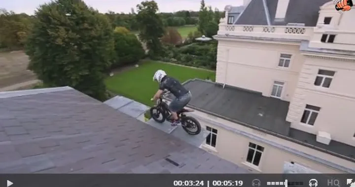 In moto in giro per casa (tetti compresi) a Londra [Video]