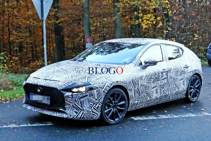 Nuova Mazda 3: le foto spia su strada della 5 porte giapponese