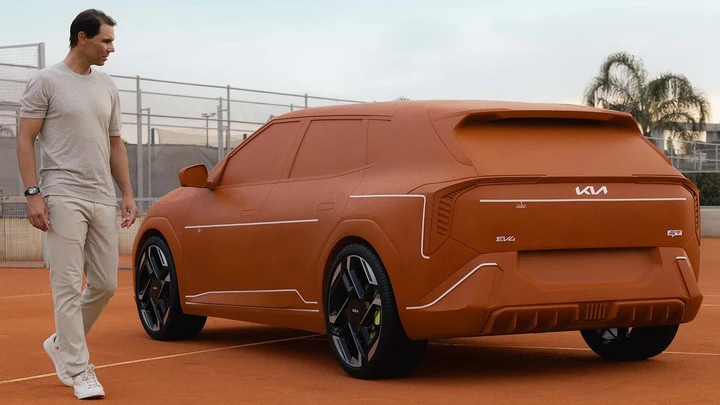 Un'auto fatta con la terra rossa di Roland Garros per Rafael Nadal