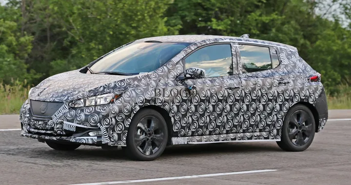 Nissan Leaf 2018: foto spia su strada
