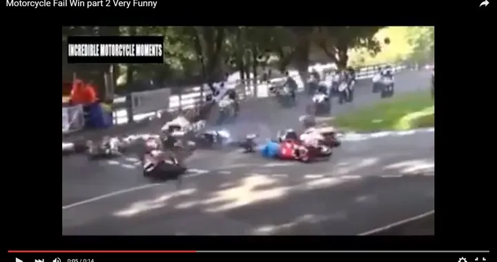 Caduta multipla alla staccata del tornante [Video]