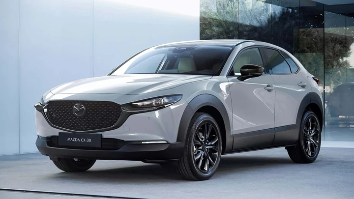 Nuova Mazda CX-30 2027, debutta la Homura Plus con fari Matrix LED