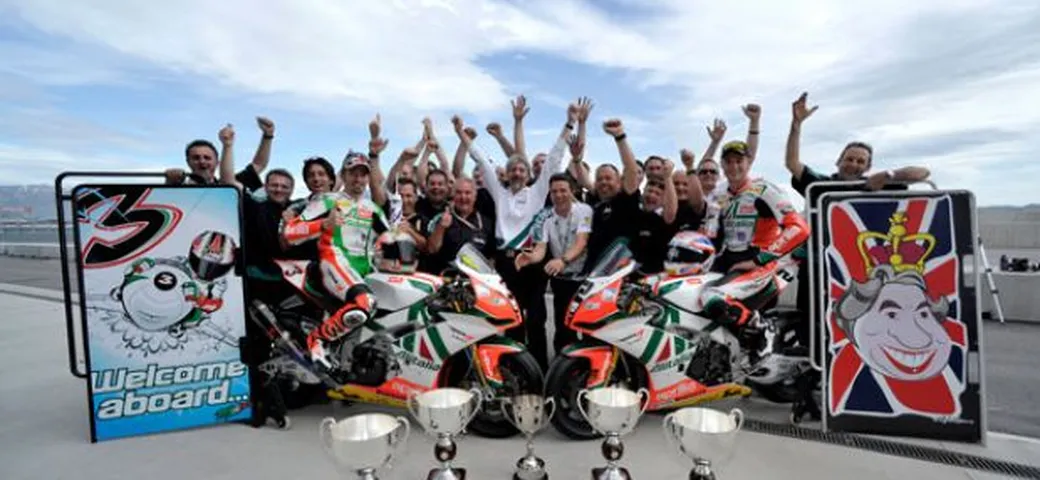 Max Biaggi conquista l'America e la classifica iridata. Trionfo Aprilia. Tonfo di Haslam. Jella per Checa