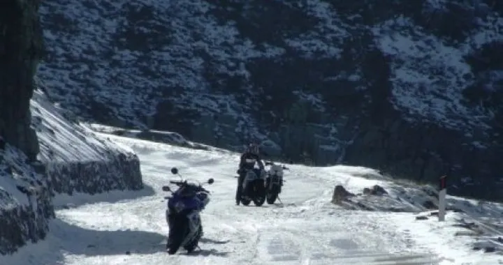 Foto del giorno: Supersport e naked sulla neve