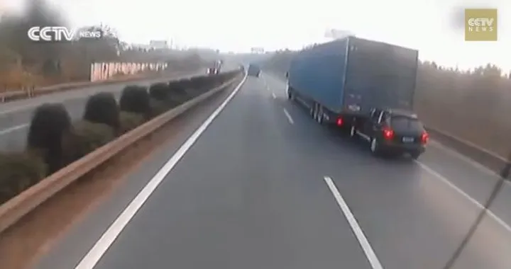 La Porsche Cayenne sbatte contro il TIR e resta incastrata sotto