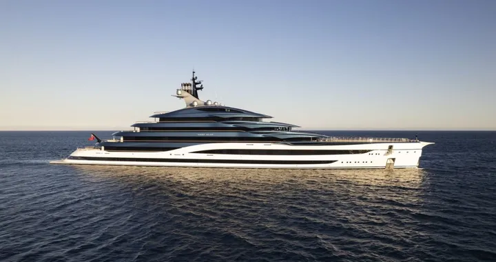 Mega yacht da 450 milioni avvistato in Sardegna: è lungo 137 metri e ha due piscine