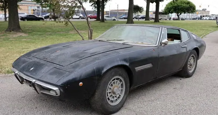 Una Maserati Ghibli ferma da decenni supera i 65.000 dollari all'asta