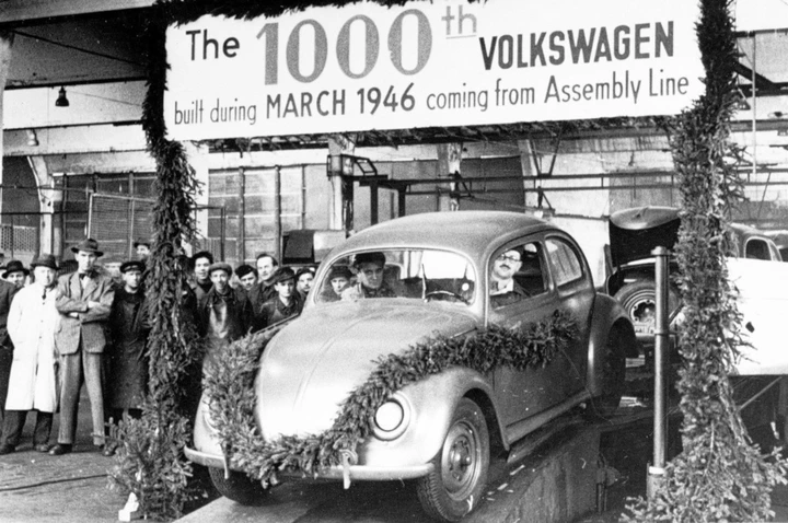 Volkswagen Maggiolino: 75 anni fa iniziava la produzione di serie