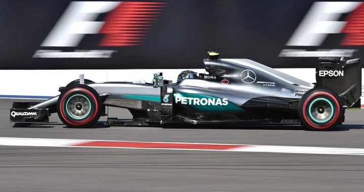 GP Russia F1 2016: Rosberg show su Hamilton, podio Kimi. Vettel subito fuori