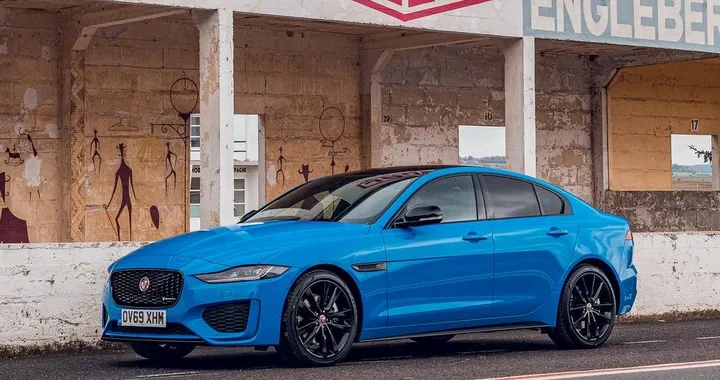 Jaguar XE Reims Edition: omaggio al successo della D-Type
