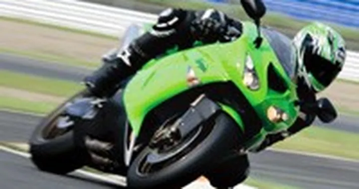 La ZX-10R strapazza la concorrenza
