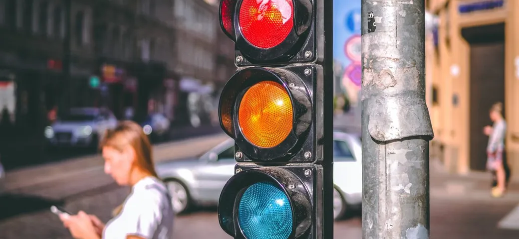 Storia del segnale stradale che ha cambiato per sempre la mobilità
