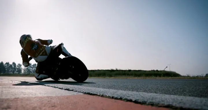 Midnight Runner - Electric café racer by Apache Customs &amp; Energica