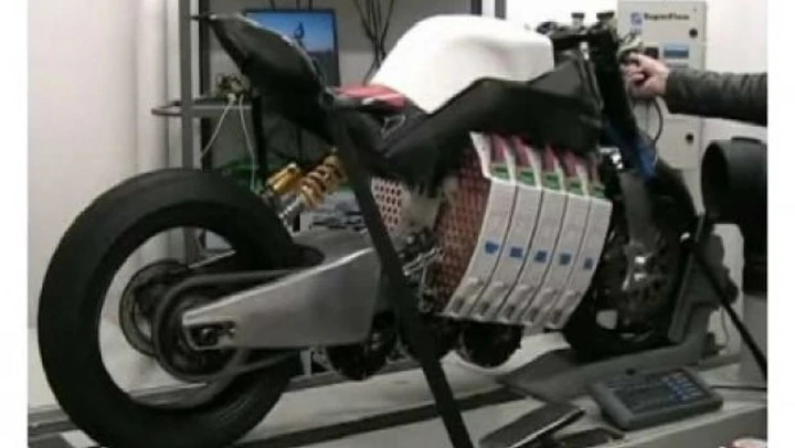 Motoczysz E1pc elettrica al banco: 200 km/h in meno di 11 secondi