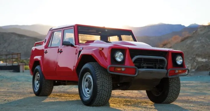 Lamborghini LM002: un esemplare andrà all'asta