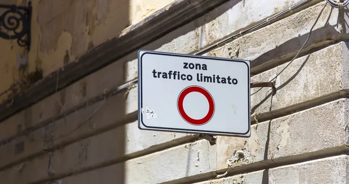 Prende 36 multe per passaggio in area pedonale: giudice ne annulla 35