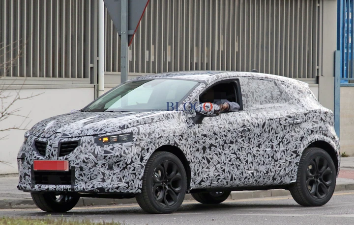 Renault Captur: foto spia della versione ibrida
