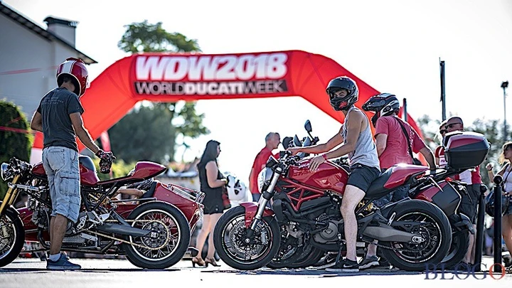 Misano Ducati WDW, gran pubblico per la sfida delle “leggende” sulla V4