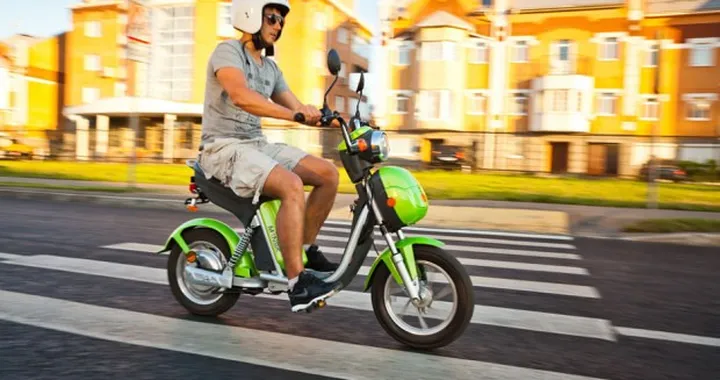M1nsk Upa-Upa 500E: uno scooter elettrico 'a pedali'