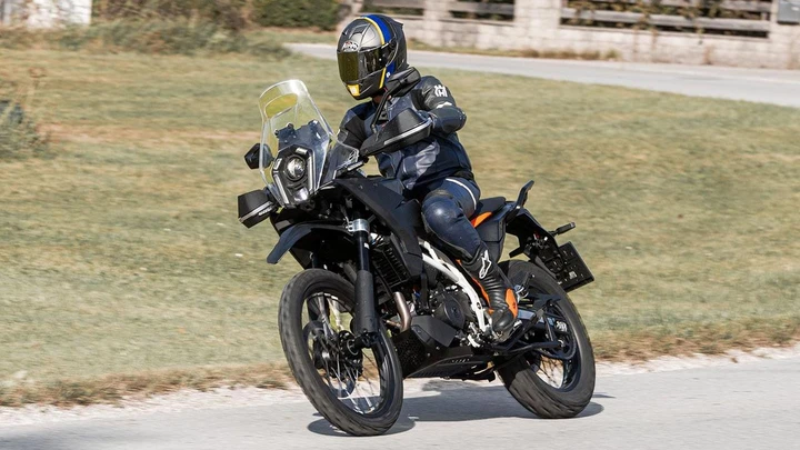 KTM 390 Adventure 2025: primi dettagli sulla nuova enduro di media cilindrata