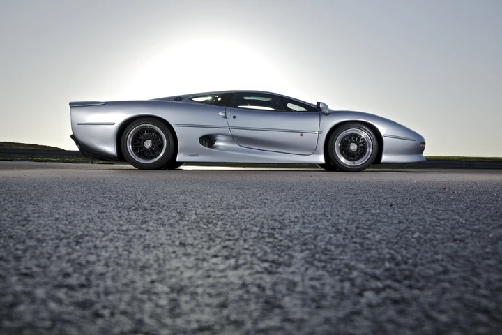Jaguar XJ220