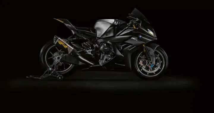 BMW prepara la nuova S 1000 RR: spunta un forcellone inedito