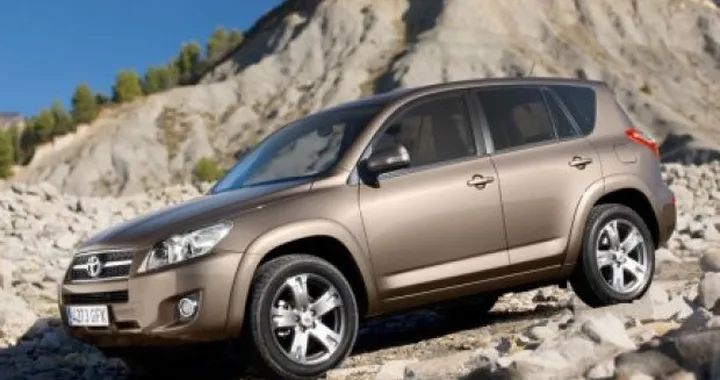 Toyota RAV4: in arrivo le versioni 2 ruote motrici