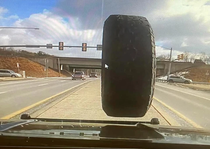 Auto della polizia colpita da una ruota volante [Video]