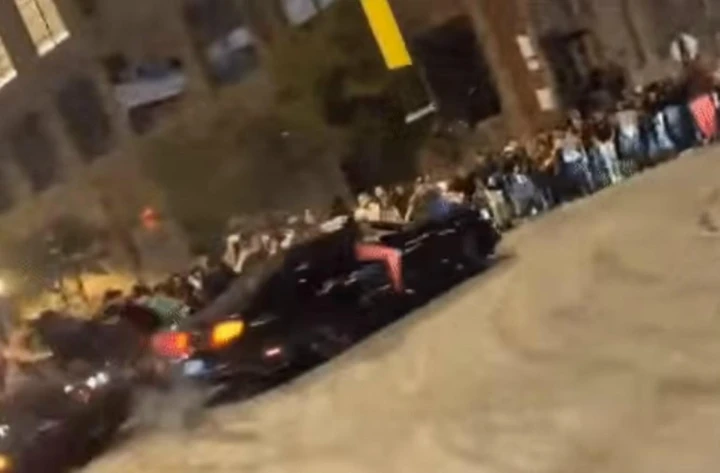 Con la Ford Mustang fa i donut, perde il controllo ed è crash [Video]