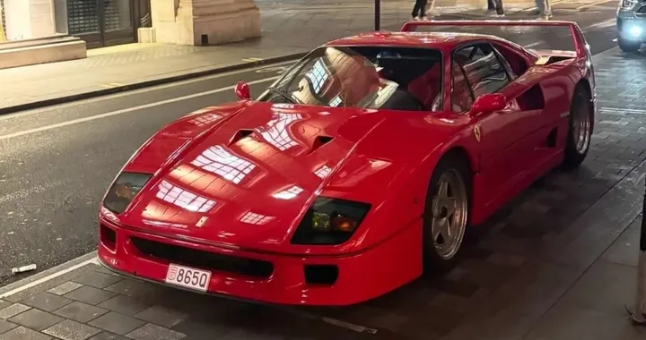 Lando Norris porta la sua Ferrari F40 a Londra: la targa non passa inosservata