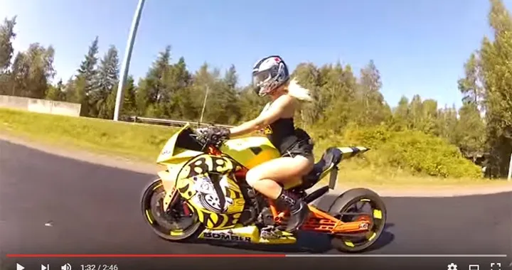 Sexy Girl in moto mezza nuda [Video]