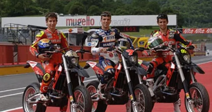 Aprilia regala una SXV ai piloti ufficiali