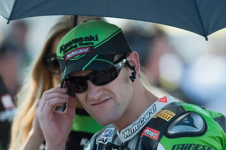 Sykes precede Guintoli e Melandri nella FP1 'bagnata', incidente per Haslam