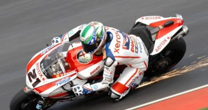 Portimao esalta la SBK.  Esulta Troy Bayliss. Graffiano i giovani leoni