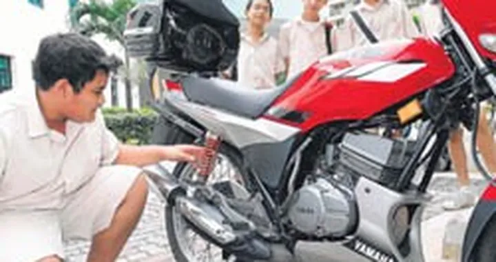 Riparazione dei motocicli tra le lezioni delle superiori a Singapore