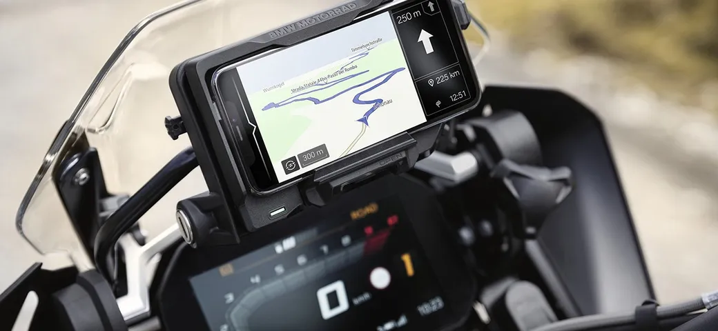 BMW Motorrad ConnectedRide Cradle: lo smartphone diventa navigatore